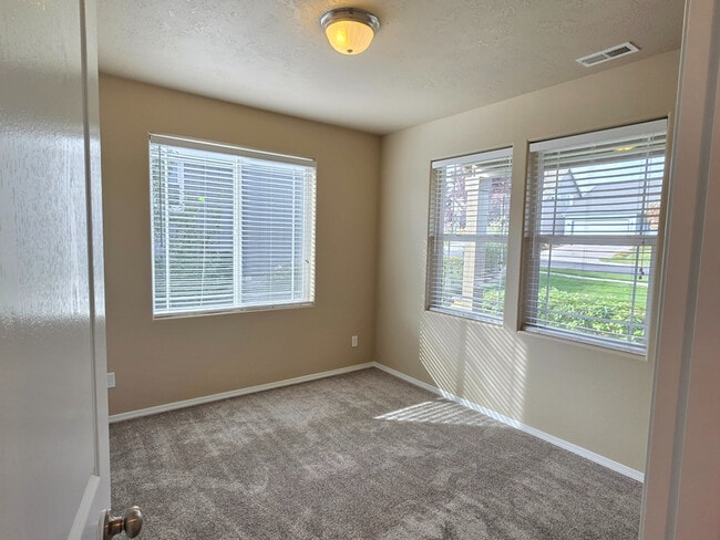 Building Photo - 2350 NW Hazelwood Ave