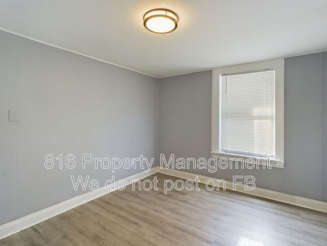 Building Photo - 1127 S Hocker Dr