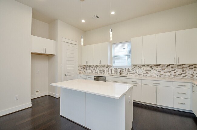 Building Photo - 2103 Engelmohr St