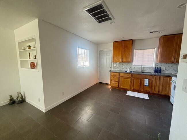 Building Photo - 45025 1/2 10TH STREET WEST