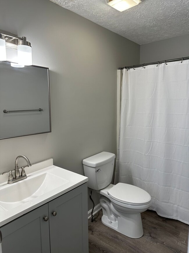 Building Photo - Adorable 2 bedroom, 1 1/2 bath duplex with...