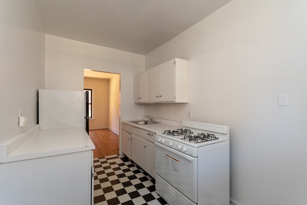 Building Photo - 832 W Waveland Ave
