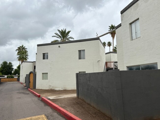 Building Photo - VERY ROOM 1 BEDROOM 1 BATH