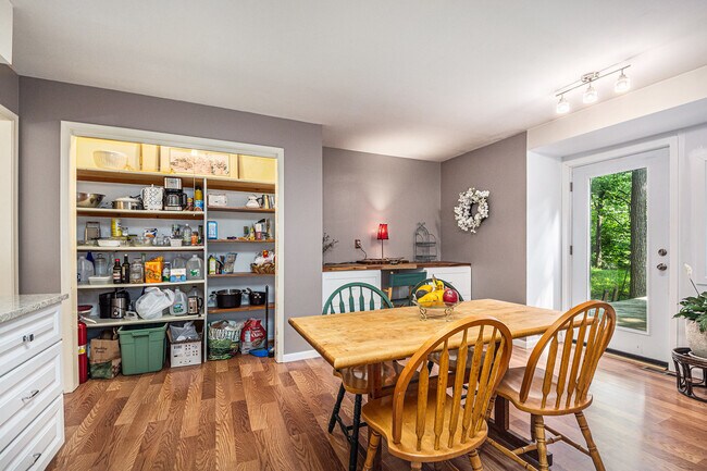 Building Photo - 423 Tamarack Dr