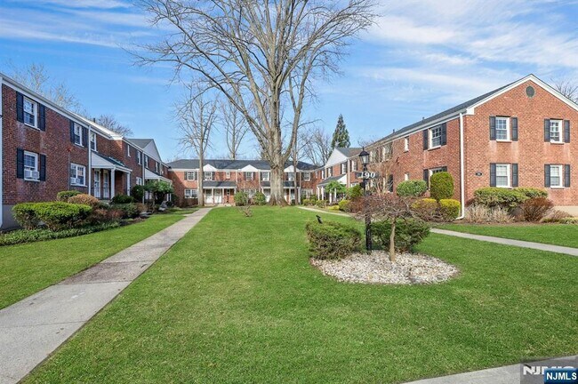 Building Photo - 190 Knickerbocker Rd