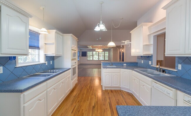 Building Photo - COMING SOON Being Remodeled: Huge 4 Bedroom with bonus rooms and many bathrooms in Broken Arrow