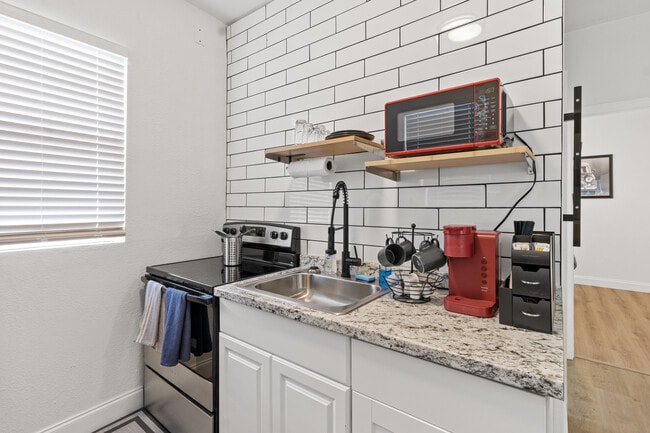 Building Photo - 911 E 23rd Ave