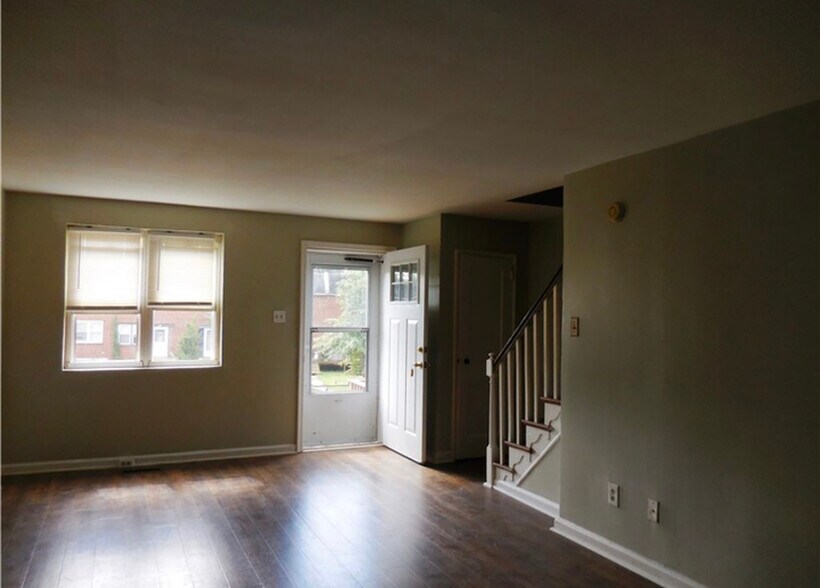 Living Room / Entrance - 123 Madison Dr