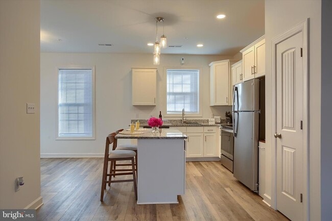 Building Photo - 30 Parkview Dr