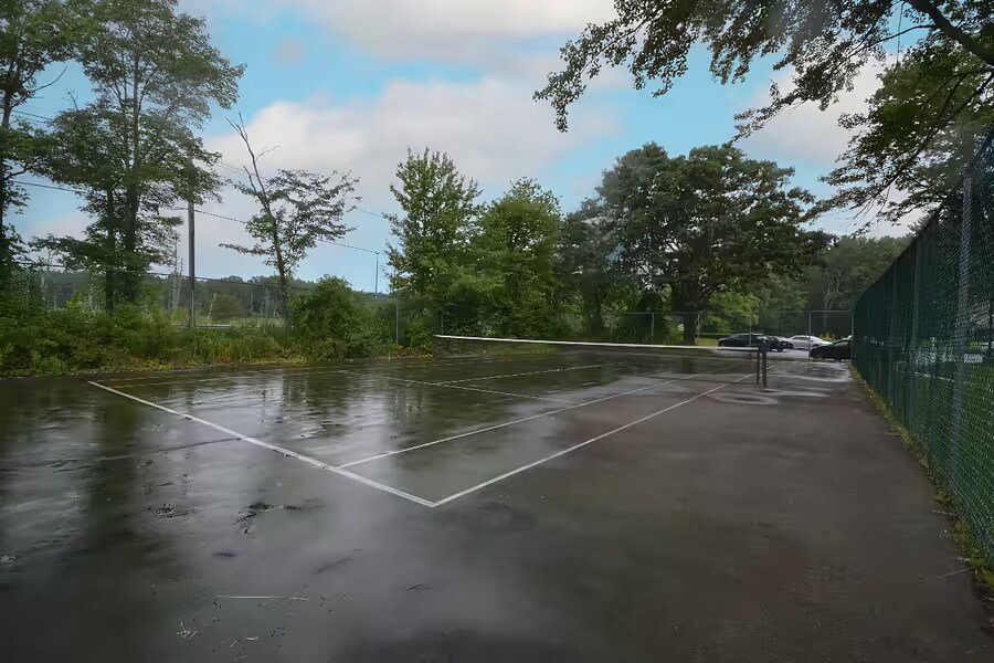 Seasonal tennis court - 318 Sterling St