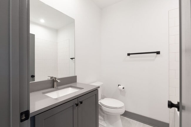 Building Photo - Beautiful 2bd/2.5ba Contemporary Townhome ...