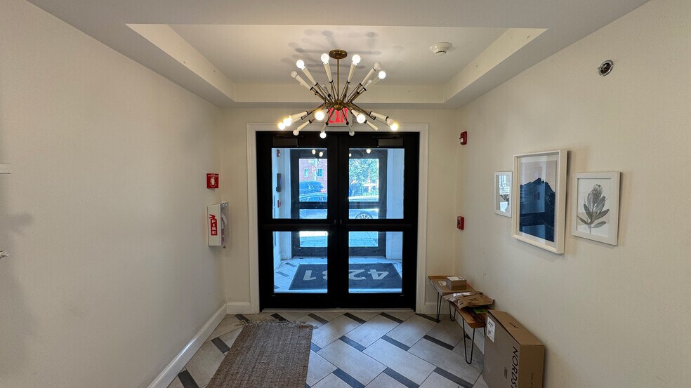 Foyer - Front - 4281 Washington St