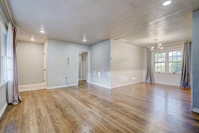 Building Photo - 2433 Gladstone Terrace