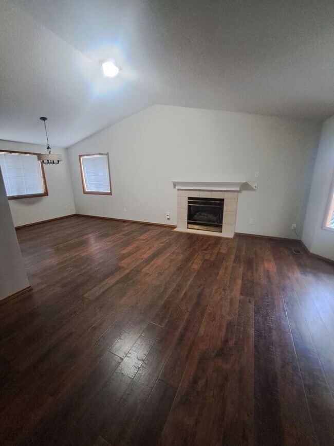 Building Photo - 3 BEDROOM - AC - move in ready