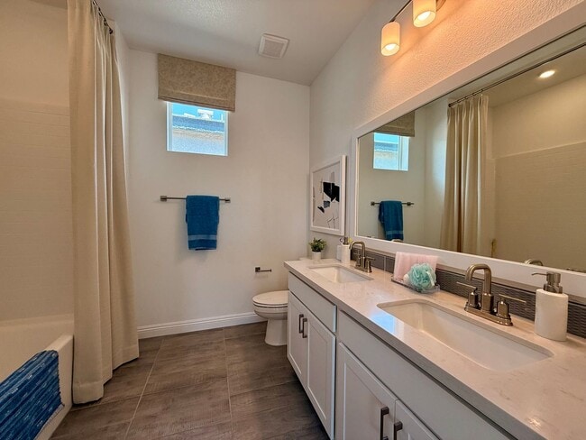 Building Photo - FULLY FURNISHED 3 BED 2.5 BATH 2 CAR GARAG...