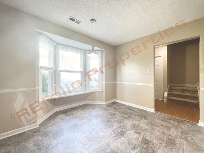 Building Photo - Cozy 3 Bedroom 2.5 Bath End unit Townhome ...