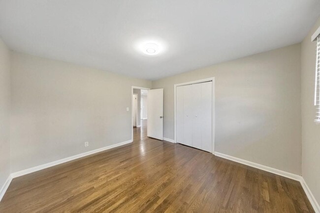 Building Photo - 909 Rosedale Dr