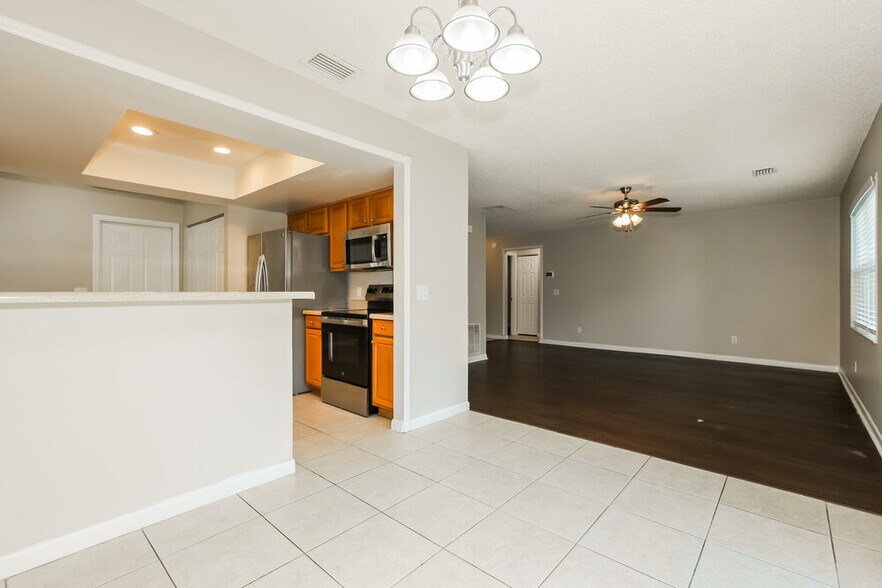 Building Photo - 318 Regal Park Dr