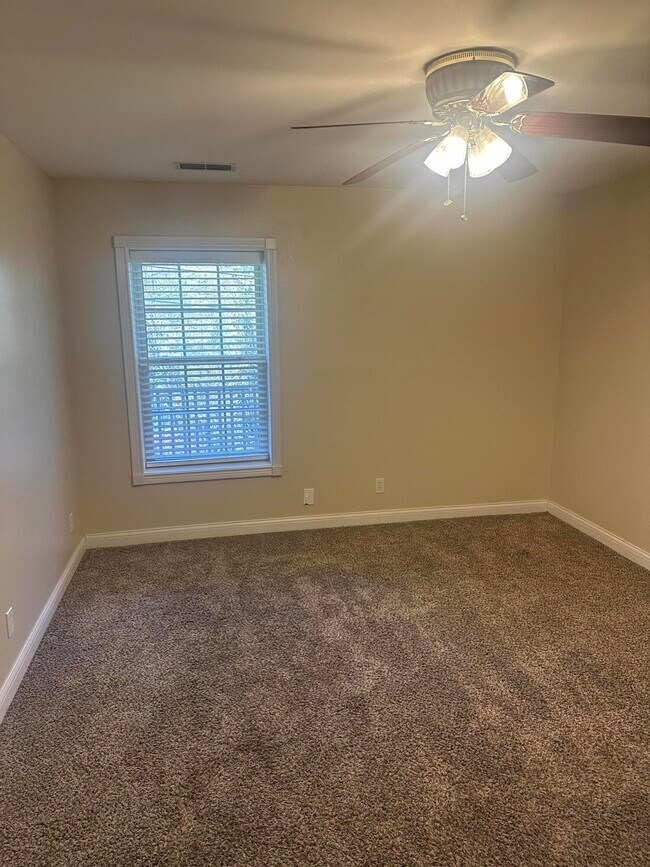 Building Photo - 6 Hudson Hollow Road