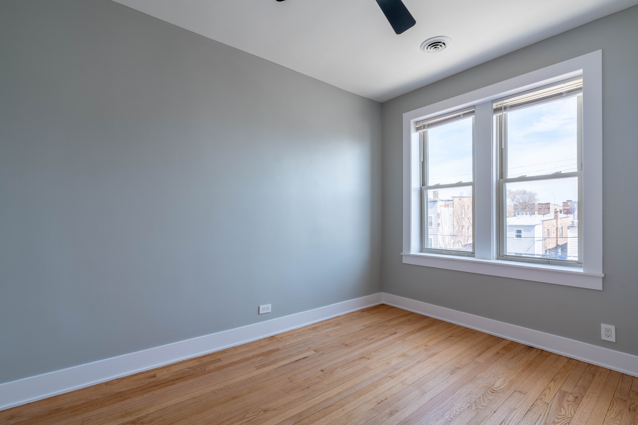 Building Photo - 6239 N Western Ave