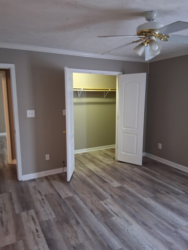 Building Photo - 120 Woods Edge Dr