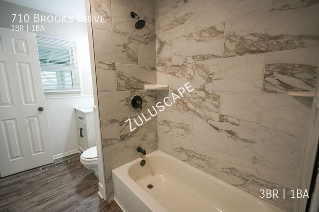 Building Photo - 710 Brooks Dr