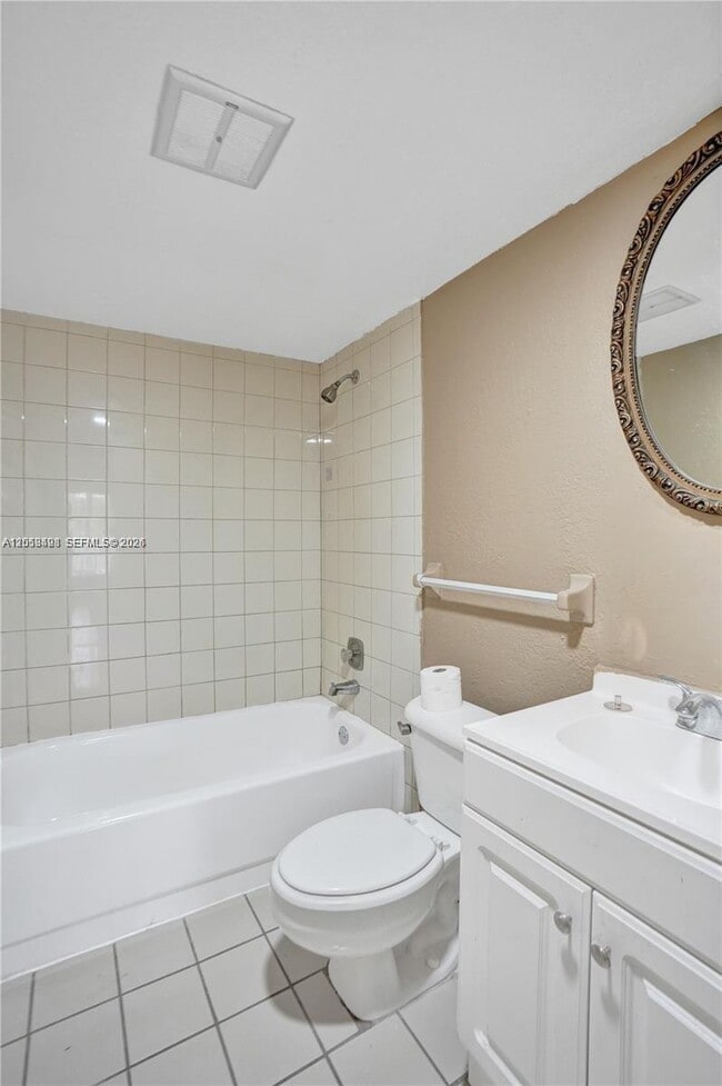 Building Photo - 4166 Inverrary Dr