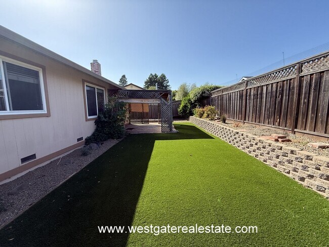 Building Photo - Lovely southeast Petaluma single level 3 b...