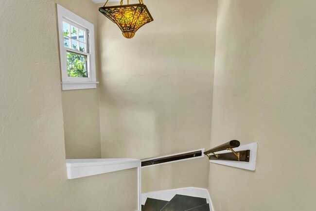 Building Photo - Great upstairs bungalow in Hillcrest with one car garage!