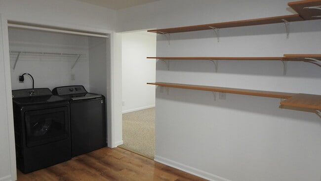 Building Photo - 4 bed 2 bath for Rent in Roeland Park, KS