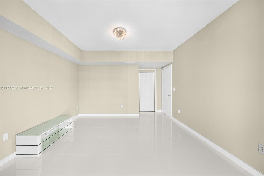 Building Photo - 495 Brickell Ave