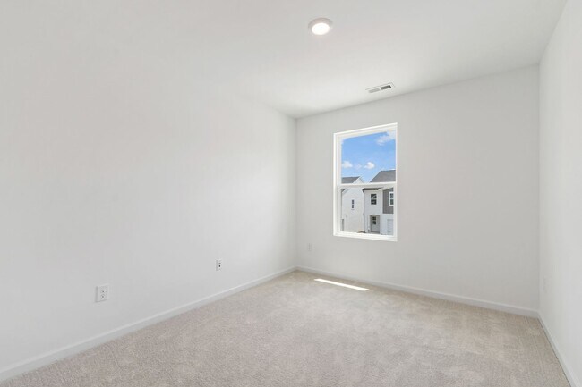 Building Photo - Updated 3BR Townhome with Pool and Spaciou...
