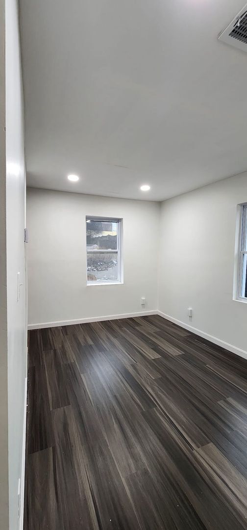 Building Photo - Newly Renovated 3-Bedroom Apartment in Pen...