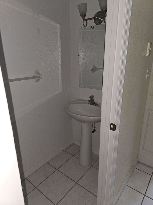 Building Photo - Charming 2 bedroom, 1.5 bathroom, 2 story ...