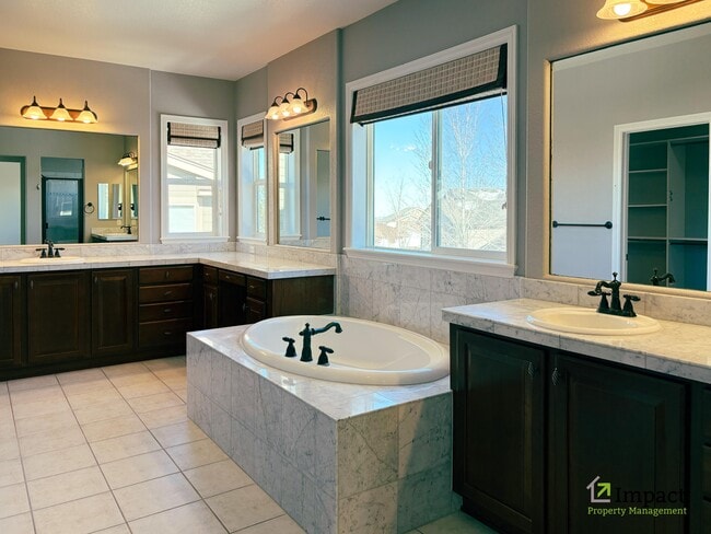 Building Photo - 10862 Glengate Cir