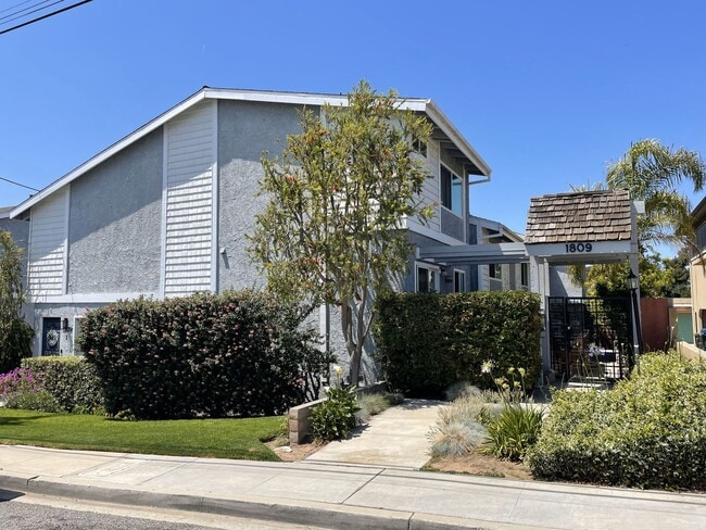 Primary Photo - Updated 2 bedroom split level townhome