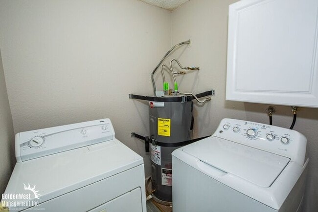 Building Photo - Beautifully Updated 2Bdm 1Ba Unit in a Gat...