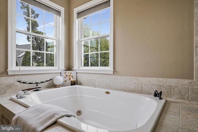 Building Photo - 12405 Willow Falls Dr