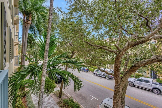 Building Photo - 630 S Sapodilla Ave