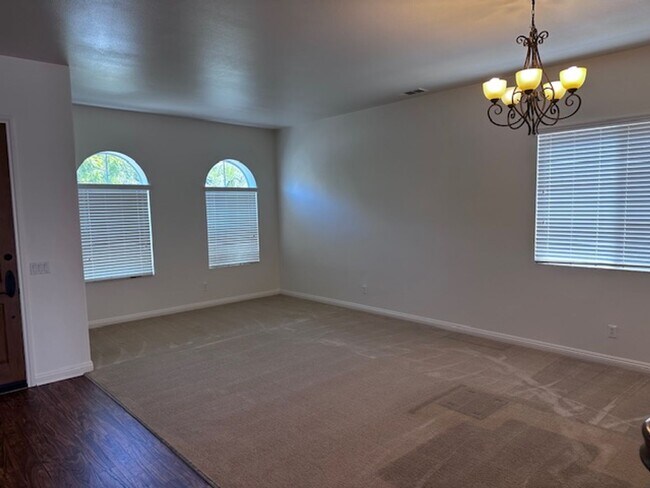 Building Photo - Excellent Extended Family home!