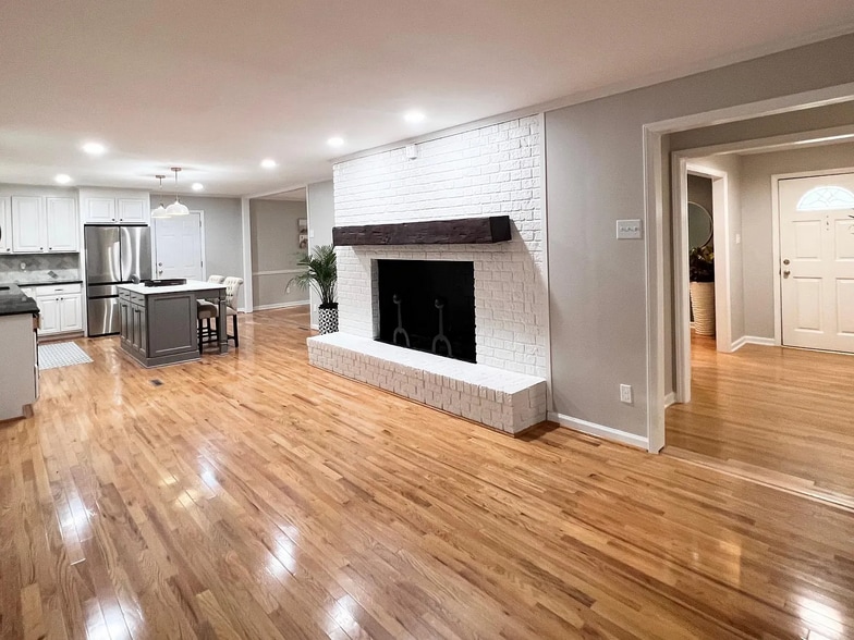 Livingroom - 5005 N Hills Dr