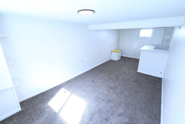 Building Photo - 894 Sutherland Ave