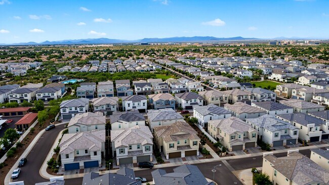 Building Photo - Professionally Designed, Fully Furnished townhome on one of Arabella’s Premium Lots | Scottsdale’...