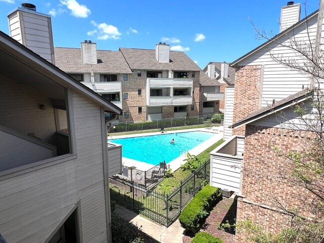 Building Photo - 2 Bedroom 2 Bath Condo Home for rent near Downtown Austin, Top Floor with Balcony, Gated Community