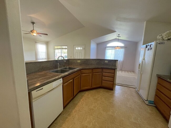 Building Photo - Kihei Three Bedroom