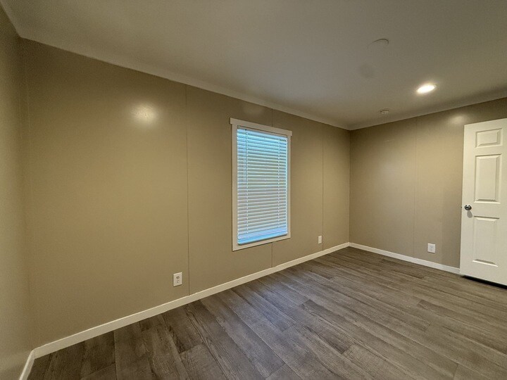 Building Photo - 118 E Semands St