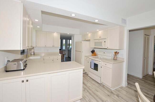 Building Photo - 1820 Tarpon Ln