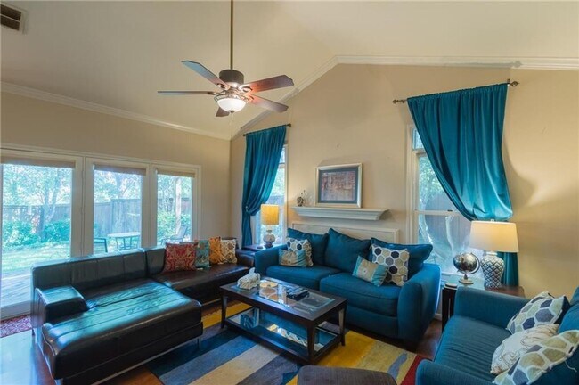 Building Photo - West Austin 3x3 Cozy Home!
