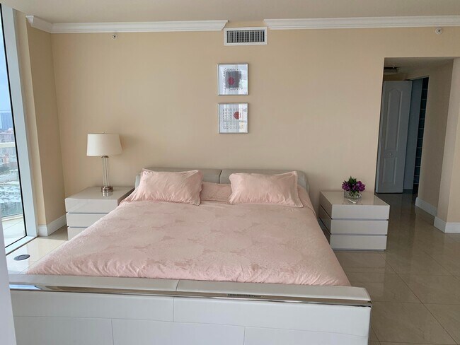 Building Photo - 16699 Collins Ave