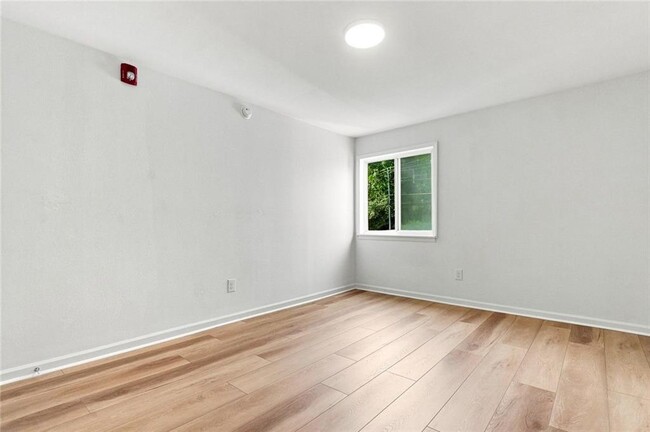 Building Photo - 5095 Roswell Rd NE